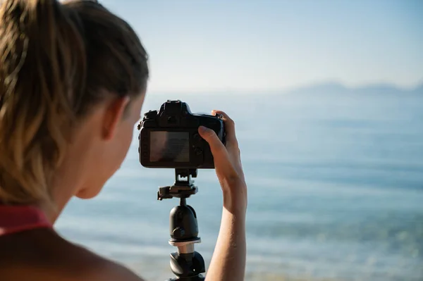 Dessus Vue Épaule Photographe Féminin Arrangeant Les Paramètres Appareil Photo — Photo