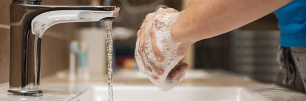 Imagem Ampla Vista Uma Mulher Lavando Mãos Precisamente Com Muita — Fotografia de Stock