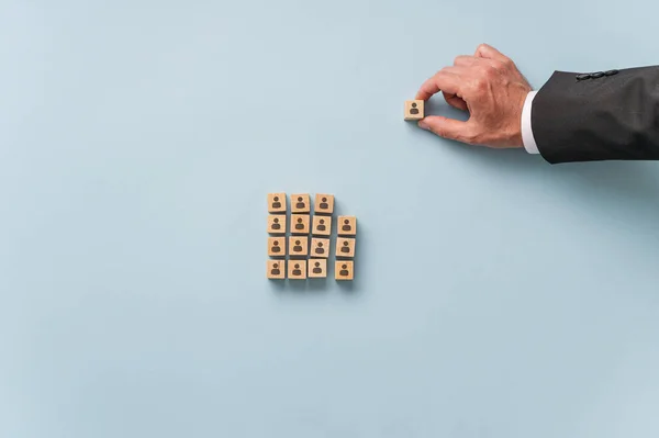 Imagem Conceitual Individualidade Mão Empresário Removendo Bloco Com Ícone Pessoa — Fotografia de Stock