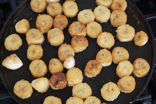 Bovenaanzicht Van Bananenstukken Met Honing Kaneelfrituren Keukenpan — Stockfoto