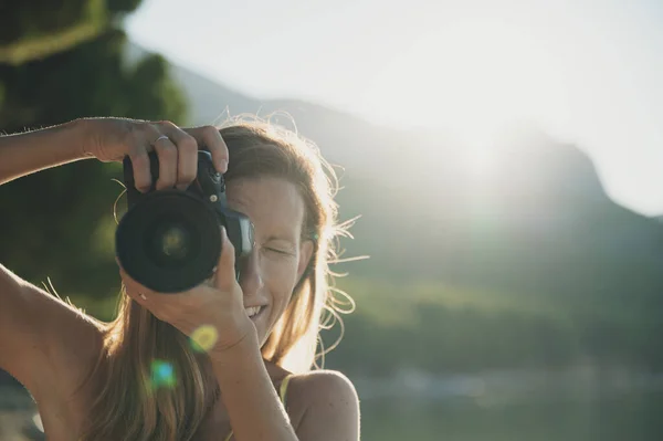 Sorridente Giovane Donna Scattare Foto Direttamente Alla Fotocamera Come Sole — Foto Stock