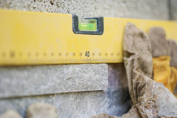 Closeup Άποψη Του Ανδρικού Χεριού Προστατευτικό Γάντι Κρατώντας Κίτρινη Ετικέτα — Φωτογραφία Αρχείου