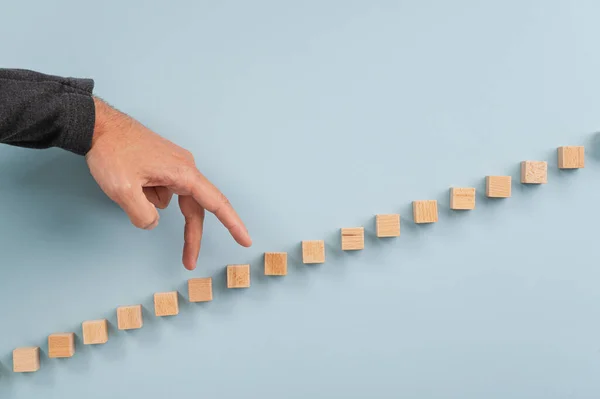 Man Hand Lopen Zijn Vingers Trappen Gemaakt Van Houten Blokken — Stockfoto