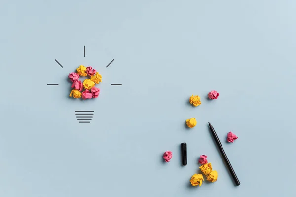 Lâmpada Feita Papéis Rosa Amarelo Esmagado Uma Imagem Conceitual Brainstorming — Fotografia de Stock