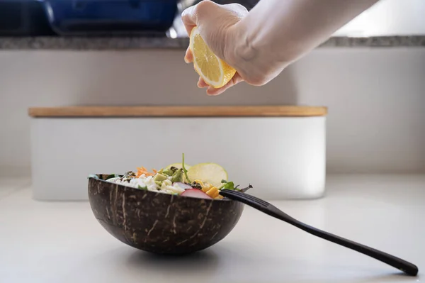 Female Hand Squeezing Lemon Juice Delicious Vegan Mixed Salad Served — Stock Photo, Image