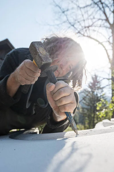 Low Angle View Van Een Senior Kunstenaar Snijden Bochten Witte — Stockfoto