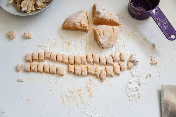 Ovanifrån Hemlagad Sötpotatis Gnocchi Och Gnocchi Deg Köksbänk — Stockfoto