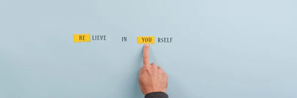 Weitwinkelbild Einer Männlichen Hand Die Ein Believe Yourself Zeichen Macht — Stockfoto