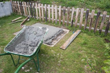 Arka bahçede bir temel olarak bir deliğe taze çimento döşeme projesi.