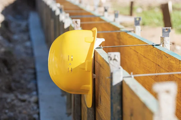 Sombrero Duro Amarillo Colgado Poste Marco Pared Inacabado Afuera Jardín — Foto de Stock