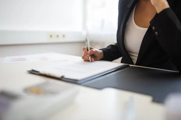 Vista Cerca Mujer Negocios Sentada Escritorio Firmando Documento Contrato Una —  Fotos de Stock