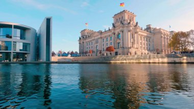 Berlin 'de deniz kenarındaki merkez binalar. Bir çerçevede eski ve yeni mimari. Berlin Parlamento Evleri.