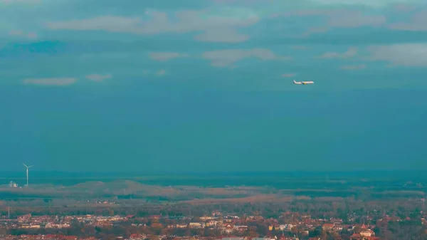 Berlin üzerinde uçan uçak.