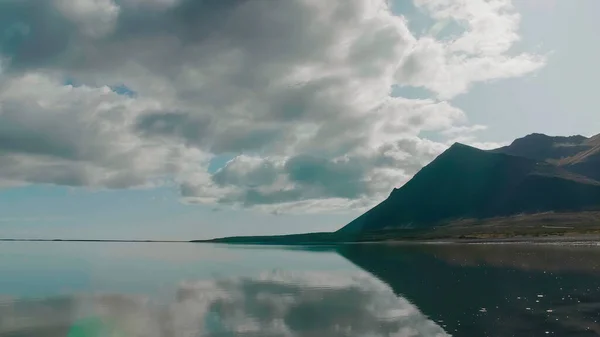 Ein Riesiger See Neben Einem Großen Berg Das Wasser Spiegelt — Stockfoto