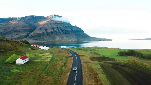 Büyük Bir Dağın Yanında Büyük Bir Göl Yakında Bir Yol — Stok fotoğraf