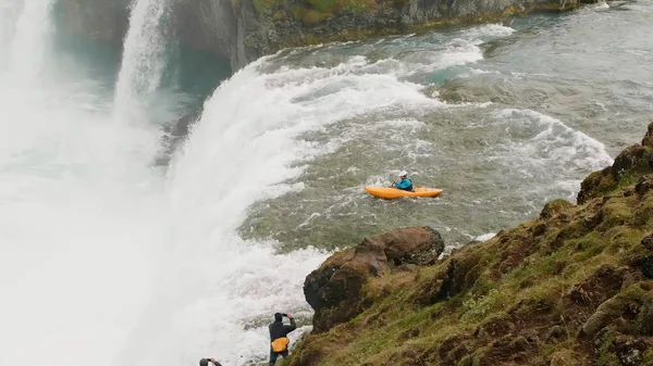 Sportif Extrême Descend Une Cascade Kayak — Photo