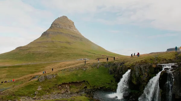 Turisták Izland Közelében Kis Vízesések Egy Nagy Hegy — Stock Fotó