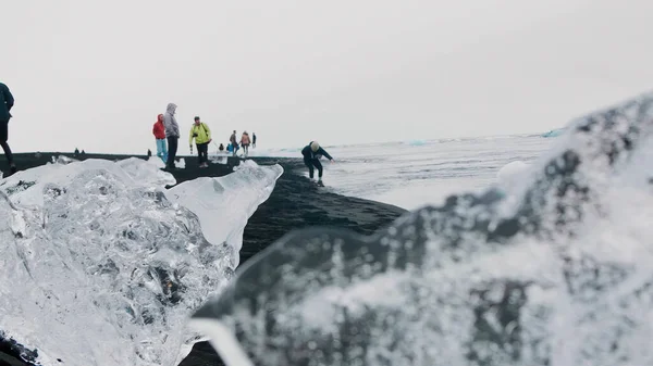 Туристы Пляже Исландии — стоковое фото