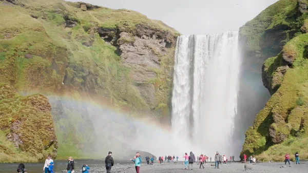 Vízesés Izlandon Szivárvány Turisták — Stock Fotó