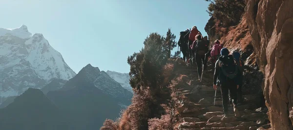 Eine Gruppe Touristen Erhebt Sich Auf Einer Klippe Vor Der — Stockfoto