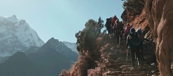 Bir grup turist bir uçurumdan yükseliyor. Everest Dağı 'na tırmanmadan önce.
