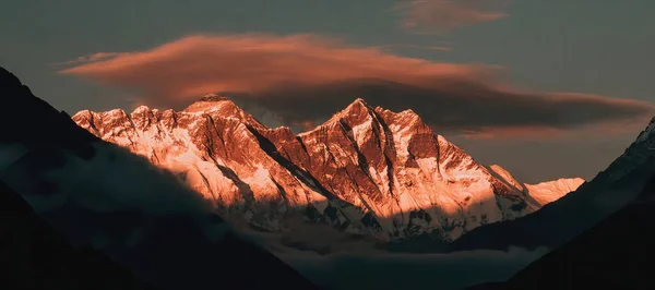 Everest Naplementekor Felhők Csúcson — Stock Fotó