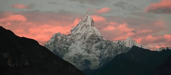 Everest Bij Zonsondergang Wolken Wikkelen Het Hem Heen — Stockfoto