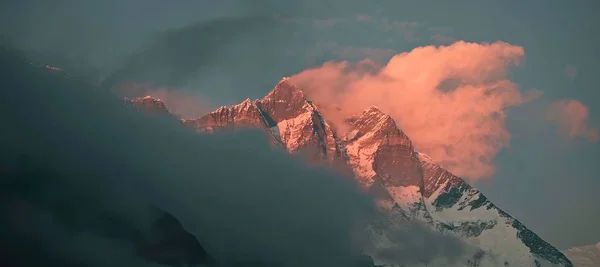 Everest Napkeltekor Felhők Borítják Köré — Stock Fotó