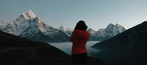 Wieczorem Dziewczyna Patrzy Everest Następnego Dnia Wstawaj — Zdjęcie stockowe