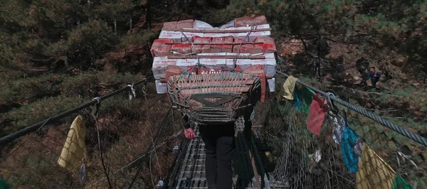 Déménageur Tibétain Transporte Des Provisions Sur Pont Derrière Lui Une — Photo