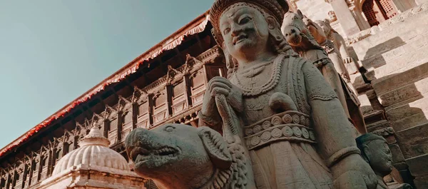Tibet erkek heykeli, aşağıdan yukarıya doğru çekilmiş bir fotoğraf..