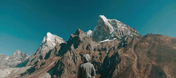 Turysta Szlaku Przed Mount Everest Wygląda Szczyt — Zdjęcie stockowe