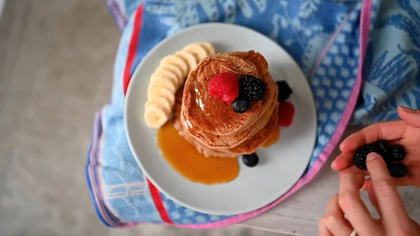 Pannkakor Hälls Med Honung Och Med Hallon Tallrik Bredvid Skivad — Stockfoto