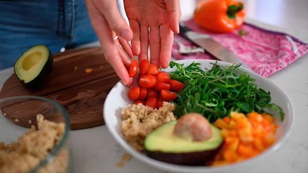 Bitki bazlı kahvaltı. Meşgul Ebeveynler İçin Kolay Vegan Yemekleri. Kız bir kase kirazı tabağa dolduruyor. ..