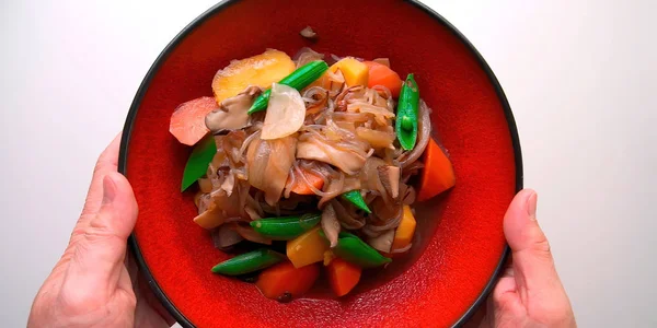 Etsiz tarifte vegan Nikujaga 'yı lezzetli mantar ikilisiyle bitki bazlı yapıyoruz. Vejetaryen yemeği. Tabağı tabağa koy..