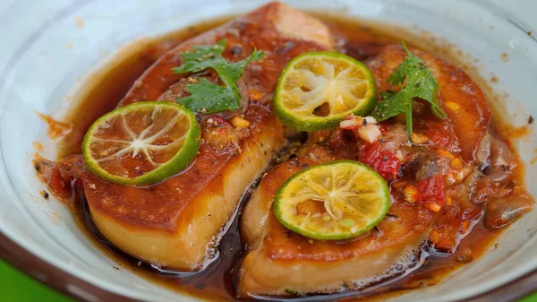 Meyve suyu ve limonlu ızgara et fileto. Fotoğraf yakında. Fesleğen yapraklı. Domates..