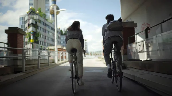Ein Mann Mit Einem Mädchen Auf Fahrrädern Sie Fahren Durch Stockfoto