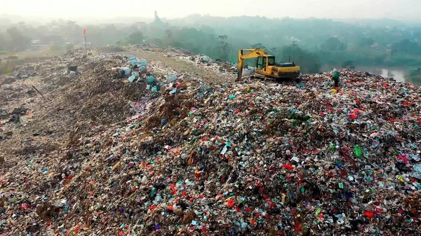 Ciągnik Górze Śmieci Ciągnik Wiadrem Śmietniku Uratuj Planetę — Zdjęcie stockowe