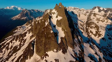 Yükseklerden dağlar. Bir kuşun uçuşundan doğan güneş tarafından aydınlatılan dağlar.