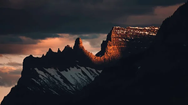 Felsen Bei Sonnenuntergang Die Felsen Ziehen Dunkle Wolken Auf Düstere — Stockfoto