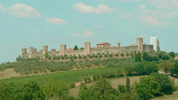 Toskana, İtalya. Eski kaleye. Uzaktan bak. Monteriggioni. Kalenin duvarları. Şato.