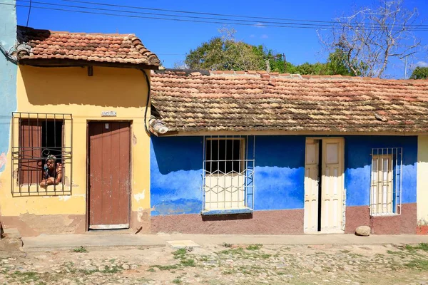 Mujer en Barrio Cubano — Foto de Stock