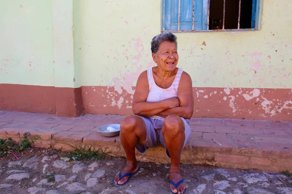 Boldog nő ül a járda Kubában — Stock Fotó