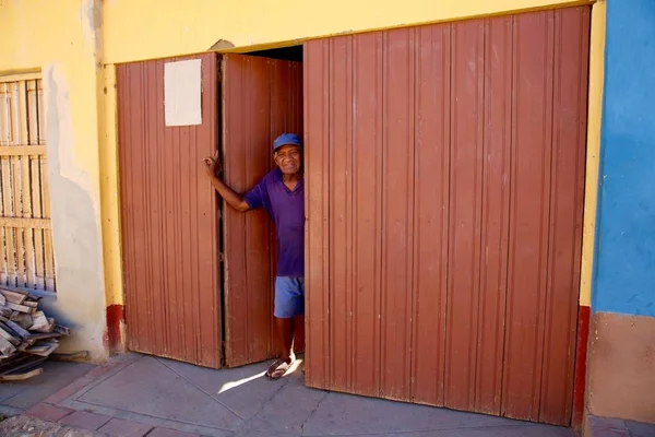 Poses de homem na porta, Cuba — Fotografia de Stock