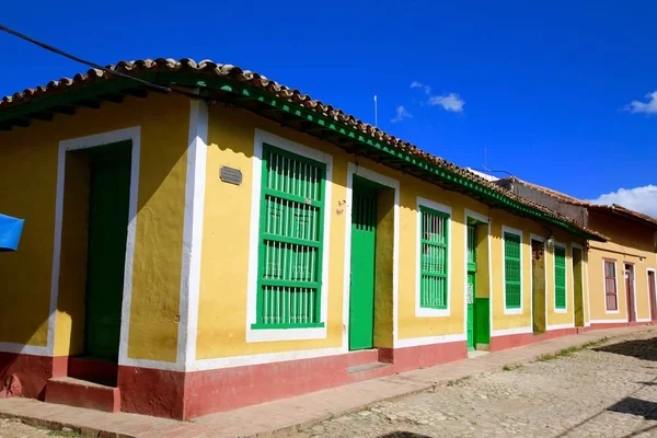 Bairro colorido em Guantánamo, Cuba — Fotografia de Stock