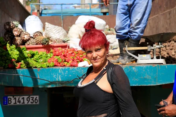 Donna che acquista prodotti, Cuba — Foto Stock