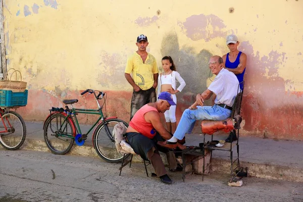 Shoeshine Sur une rue cubaine — Photo