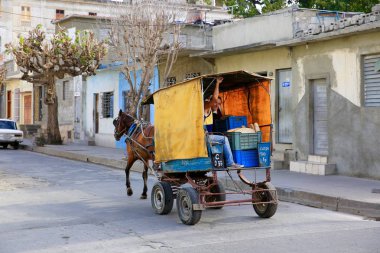 --Dan adam eş arka vagon Küba'da-dışarı