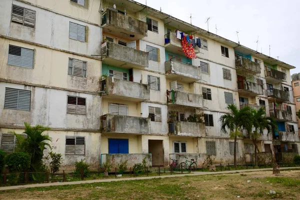 Edifício de apartamentos soviético-construído Close-Up, Cuba — Fotografia de Stock