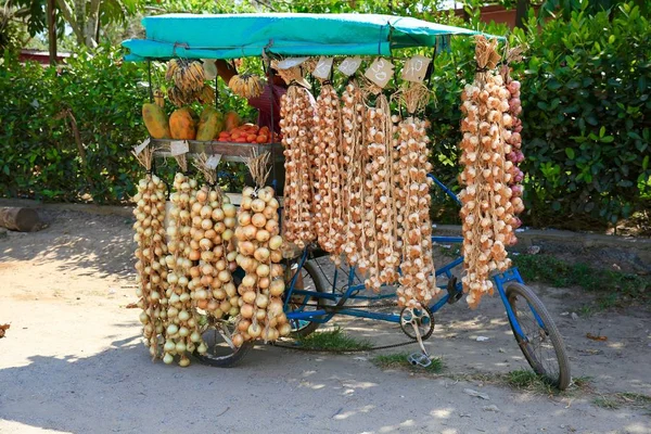 Cuban Vendor's Produce Displayed on Bicycle — Stock Photo, Image